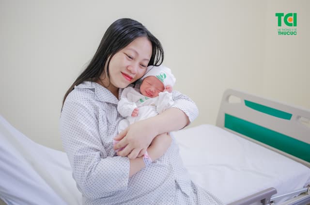 Hot mom Quỳnh Giang sinh con