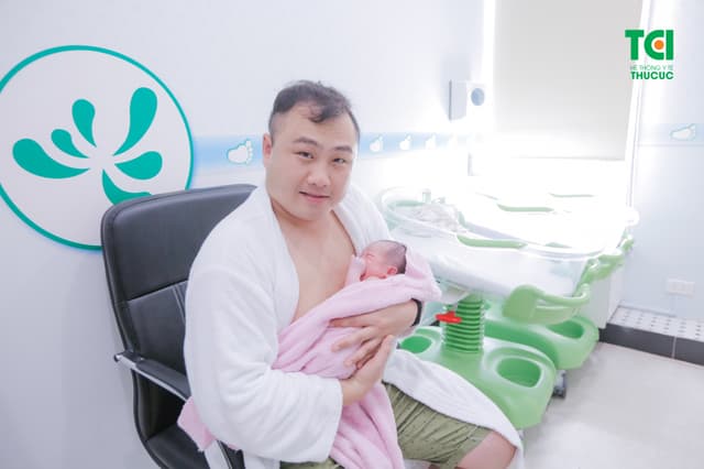 Hot mom Quỳnh Giang sinh con