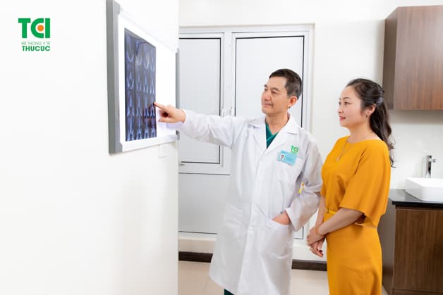 Thăm khám với bác sĩ chuyên khoa tiết niệu để có biện pháp loại bỏ sỏi sớm, giúp bệnh nhân tránh được những biến chứng nguy hiểm từ sỏi tiết niệu