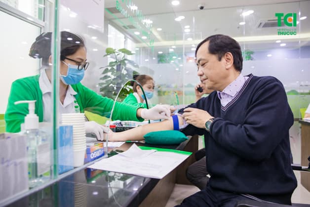 Chú Thắng đang thực hiện bước xét nghiệm máu một cách nhẹ nhàng