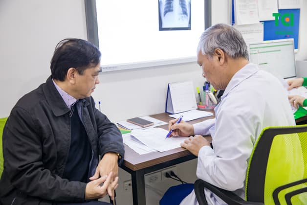 Bác sĩ đang tiến hành đọc kết quả cho bác Thắng một cách cẩn thận và tư vấn tận tình phương pháp điều trị
