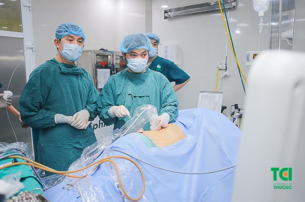 Sỏi lớn cũng không cần lo lắng vì đã có các phương pháp làm sạch sỏi tận gốc ít xâm lấn, ít đau, phục hồi nhanh như tán sỏi nội soi qua da