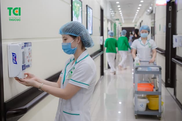 100% bác sĩ và nhân viên y tế đều đeo khẩu trang trong suốt quá trình khám chữa bệnh