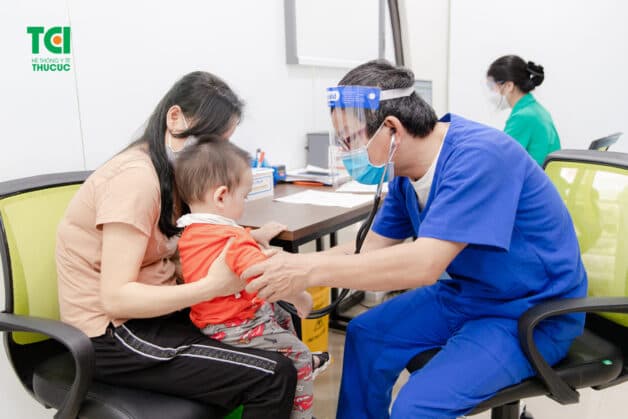 Thăm khám với bác sĩ để bổ sung sắt cho trẻ tốt hơn. 