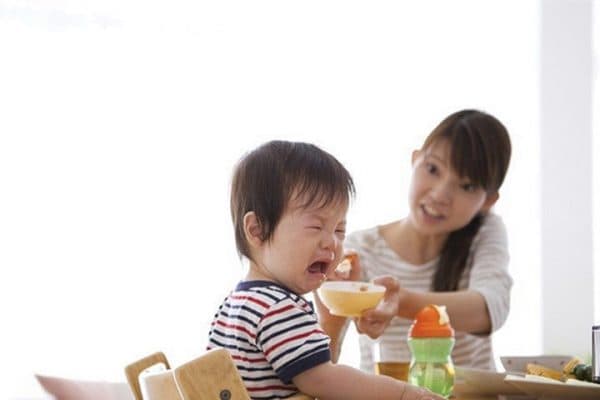 Trẻ biếng ăn ba mẹ có thể động viên hoặc dùng những cách khác để trẻ thích ăn hơn không nên quát tháo, dọa nạt trẻ vì sẽ gây ảnh hưởng không tốt đến tâm lý của bé. (ảnh minh họa)