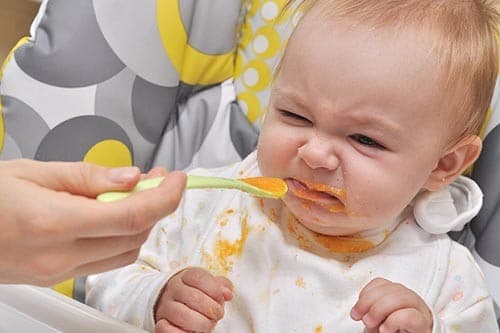 sai lầm khi cho trẻ ăn dặm