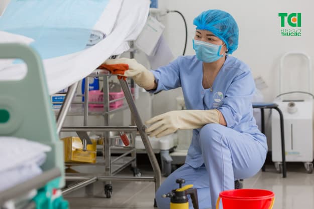 Tất cả cán bộ nhân viên từ bác sĩ, điều dưỡng… cho đến tạp vụ đều luôn đảm bảo thực hiện nghiêm túc, đầy đủ các nguyên tắc phòng dịch.