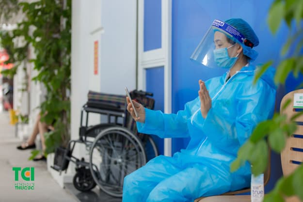 Đặc biệt, cán bộ nhân viên làm việc sẽ được bố trí ở lại viện luôn ko về nhà, tránh nguy cơ lây nhiễm cho người nhà nếu có và đồng thời tránh nguy cơ lây nhiễm vào bệnh viện khi về hoặc trong quá trình đi lại ở ngoài.