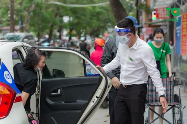 Không phải người bệnh nào cũng tuân thủ đeo khẩu trang đúng cách, vì vậy nhân viên thực hiện phân luồng và đón tiếp người bệnh được trang bị thêm mũ bảo hộ chống giọt bắn để đón tiếp và hướng dẫn người bệnh thực hiện các biện pháp phòng hộ trước khi bước vào viện.