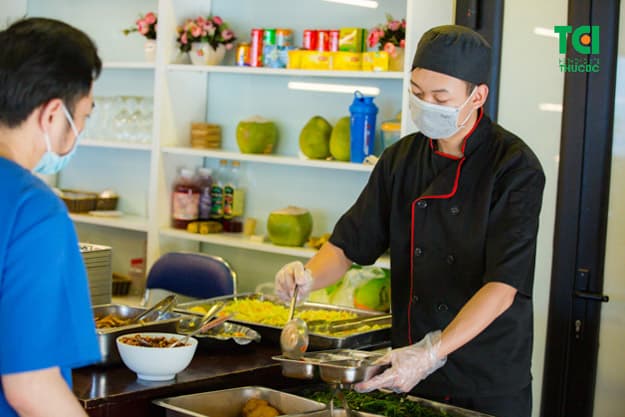 Nhân viên tại bếp ăn cũng tuân thủ đầy đủ các nguyên tắc đảm bảo an toàn phòng dịch bao gồm đeo khẩu trang, găng tay đúng quy định trong suốt thời gian làm việc.