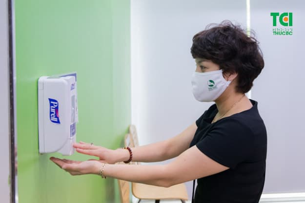 Vệ sinh tay sạch sẽ với dung dịch rửa tay sát khuẩn là việc làm được cán bộ nhân viên Thu Cúc thực hiện thường xuyên, liên tục trong thời gian làm việc.