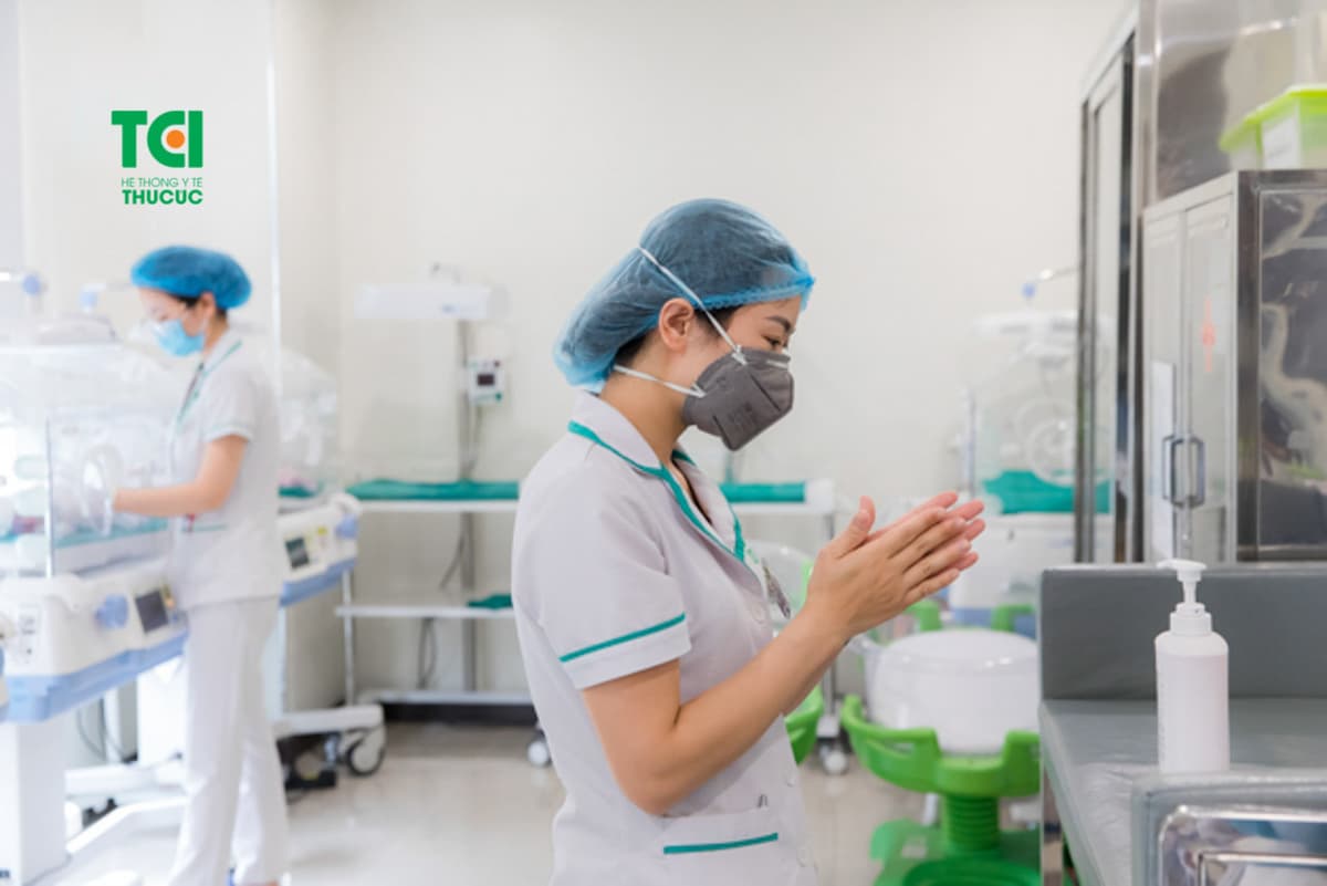 Cán bộ nhân viên Bệnh viện Thu Cúc thực hiện nghiêm túc