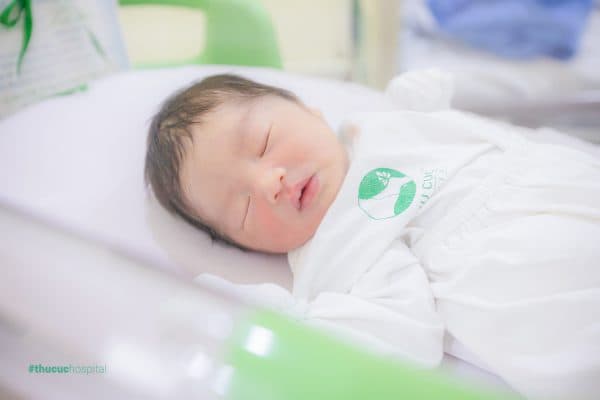 “Cho dù dịch bệnh thế nào, mình biết các bác sĩ và cả bố mẹ mình sẽ bảo vệ mình hết sức, nên việc của mình là cứ an tâm mà ngủ thôi các bạn ạ” - Bé M.P.K 1 ngày tuổi