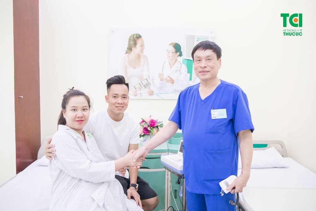 Cầu Thủ Lê Thanh Bình đưa vợ đi khám thai