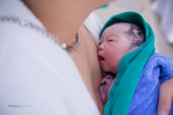 “Ngực bố vừa rộng, vừa ấm thế này, mình muốn được áp da mãi thôi!! Không ra ngoài đâu, nghe nói ‘ngoài vòng tay cha là bão tố’ ,mà giờ lại còn có thêm cả Corona!! - bé H.N.B lúc mới sinh