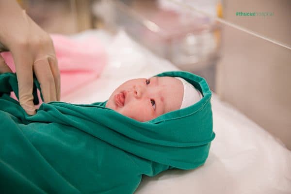 “Lần đầu gặp mặt, cháu chào bác sĩ, Việt Nam chống dịch COVID-19 thế nào rồi bác? Cháu ra tiếp sức các bác đây!” - Bé N.G.L lúc mới sinh (Ảnh chụp ngày 5/4/2020) 