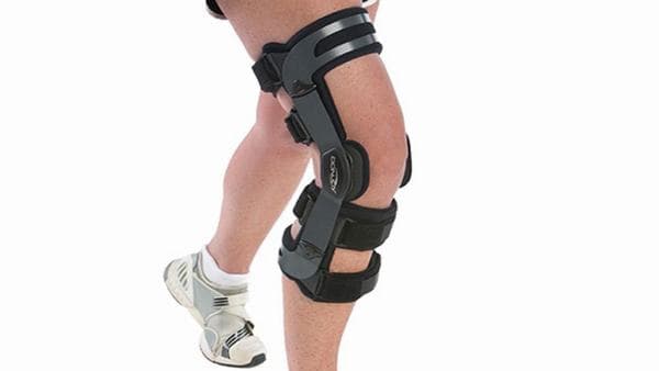 Sử dụng các dụng cụ bảo vệ khớp cũng giúp ngăn chấn thương, va đập gây đau