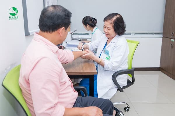 Người bệnh cần đi khám ngay khi có các biểu hiện bất thường ở xương khớp