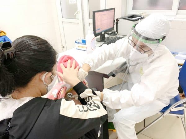 Bác sĩ Bệnh viện Sản Nhi Quảng Ninh khám bệnh cho bé 2 tuổi.