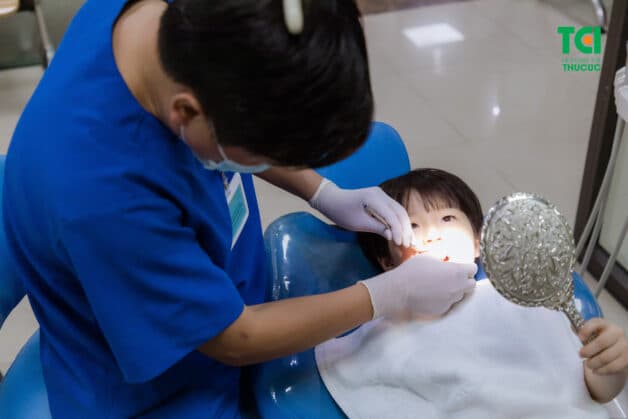 Khám nha khoa giúp chăm sóc răng cho trẻ nhỏ tốt hơn. 