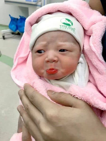 “Tưởng ra ngoài là hết cách ly, ai ngờ lại cách ly thêm 1 tuần nữa” - Bé sơ sinh, ảnh chụp ngày 15/4/2020