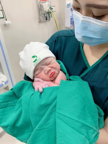 “Bảo yêu mình, thế mà đang cách ly toàn xã hội lại bắt mình ra!” - Bé N.D.T.H, 1 ngày tuổi (Ảnh chụp ngày 9/4/2020) (Caption theo Beat.vn)