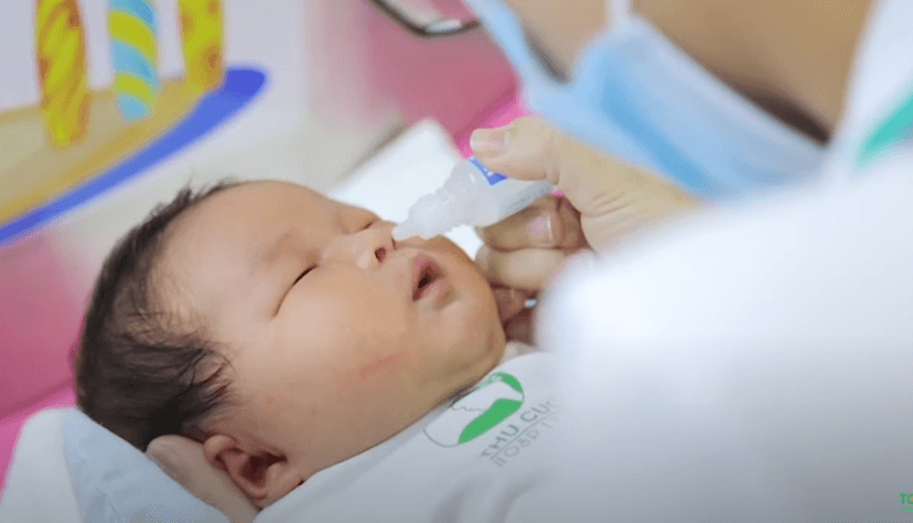 Cách vệ sinh mắt mũi – cuống rốn và hướng dẫn tắm bé mẹ không thể bỏ qua