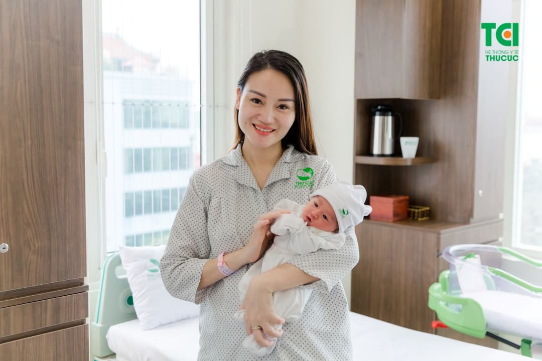 Ca sĩ Ngô Phương Thúy đi sinh