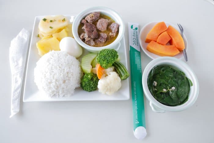 Từng bữa ăn của chị cũng được phục vụ ngay tại phòng