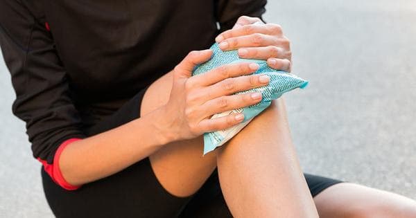 Chườm nóng cũng giúp giảm đau nhức xương khớp