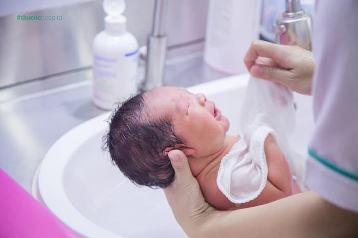 Con được đi spa, massage ngay từ những ngày đầu đến với thế giới này