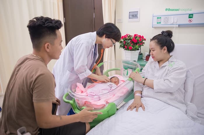 Bác sĩ khám cho mẹ, khám cho con... Còn bố chỉ biết ngồi nhìn