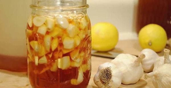 Chữa viêm khớp bằng rượu tỏi là phương pháp dân gian, đơn giản, ít tốn kém