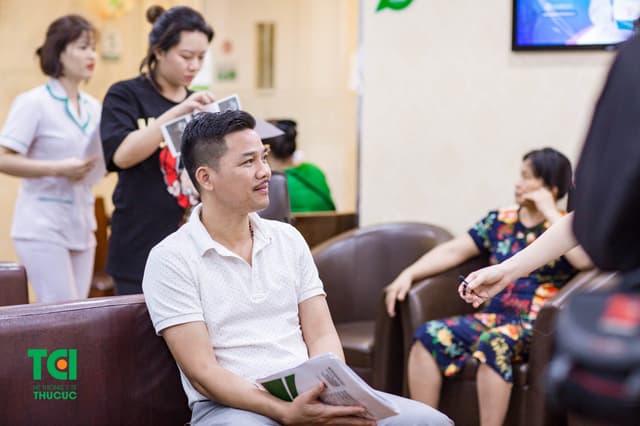 Cựu danh thủ – Bình luận viên bóng đá Phạm Như Thuần đưa vợ đi khám thai