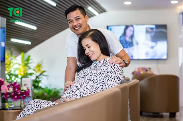 Cựu danh thủ – Bình luận viên bóng đá Phạm Như Thuần đưa vợ đi khám thai