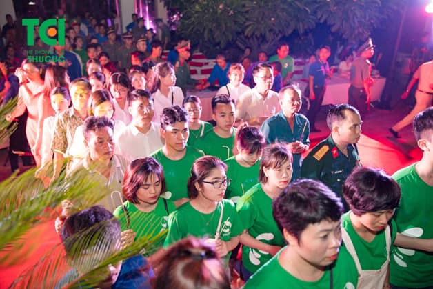 Ban Lãnh đạo và CBNV Công đoàn bệnh viện ĐKQT Thu Cúc dâng hương tưởng niệm các anh hùng liệt sĩ