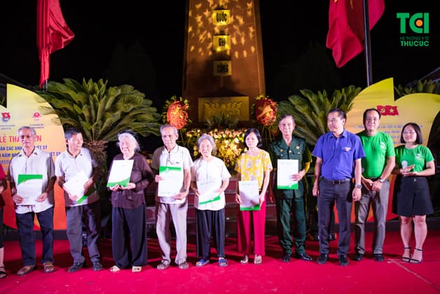 Những phần quà ý nghĩa được Bệnh viện Thu Cúc gửi tặng cho các gia đình chính sách và các bà mẹ Việt Nam anh hùng