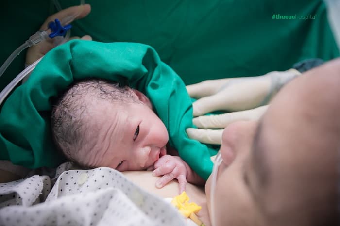 Em bé được áp da với mẹ ngay sau khi chào đời