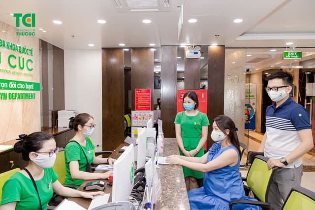 Người mẫu ảnh Mạnh Khánh Chi đi khám thai