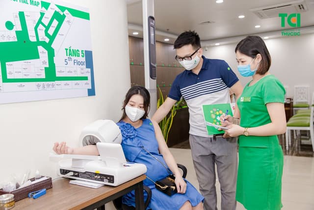 Người mẫu ảnh Mạnh Khánh Chi đi khám thai