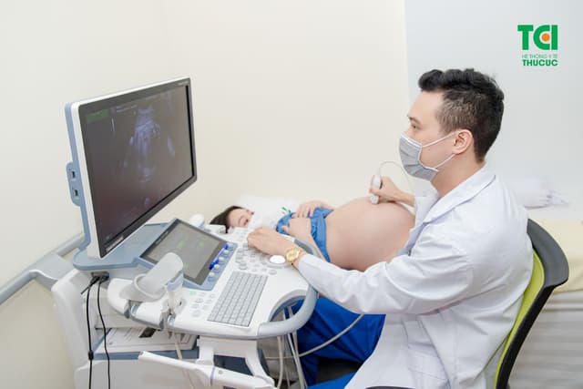 Người mẫu ảnh Mạnh Khánh Chi đi khám thai