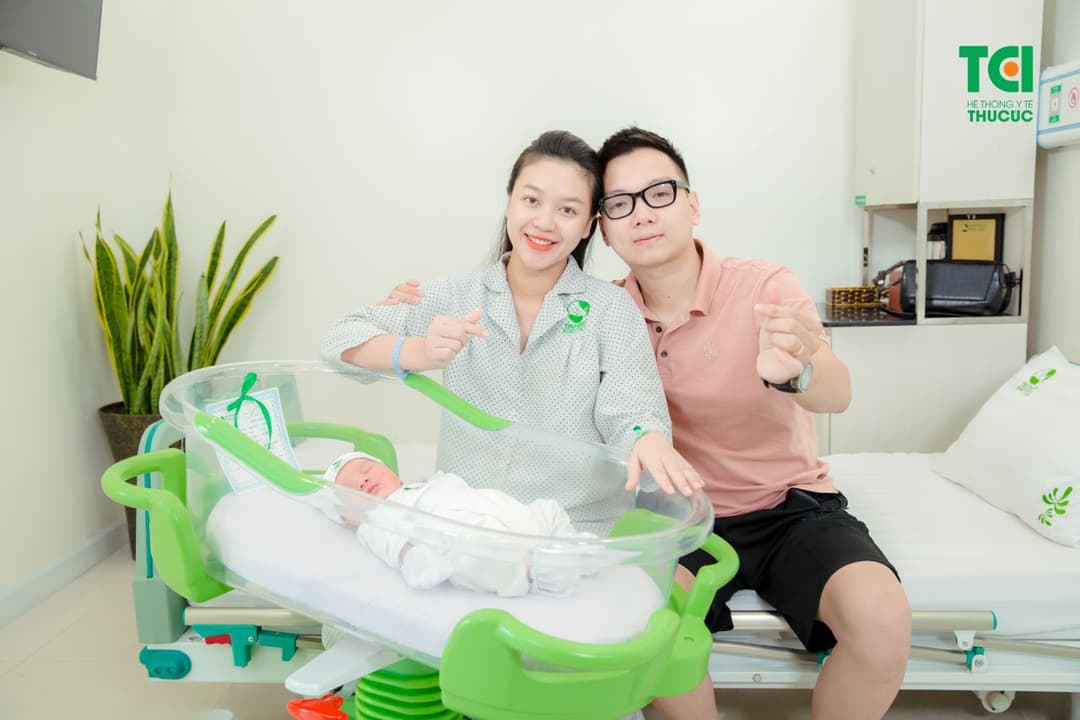 Người mẫu ảnh Mạnh Khánh Chi đi sinh