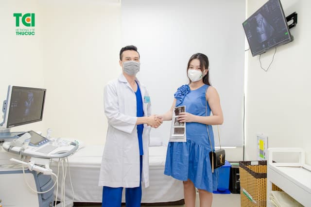 Người mẫu ảnh Mạnh Khánh Chi đi khám thai