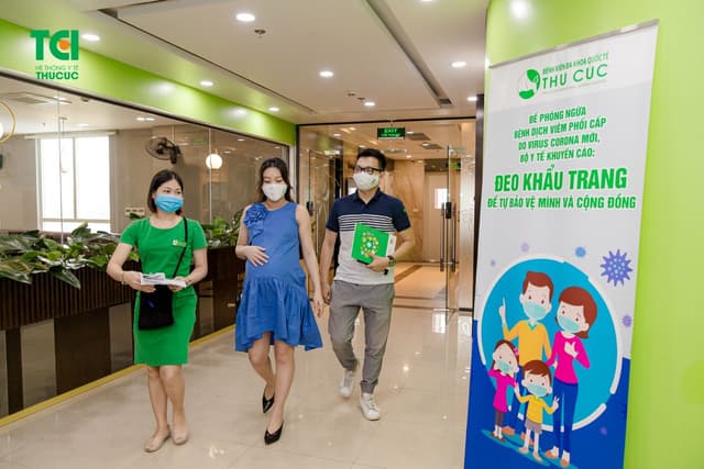 Người mẫu ảnh Mạnh Khánh Chi đi khám thai