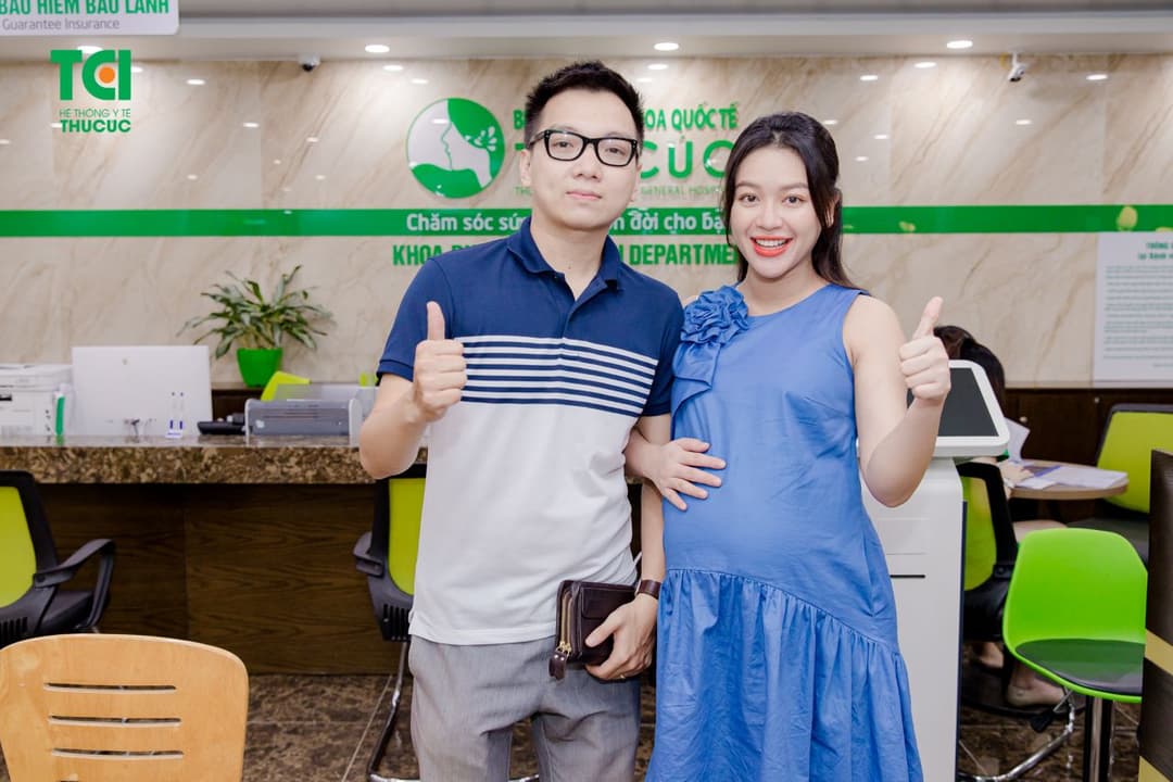 Người mẫu ảnh Mạnh Khánh Chi đi khám thai