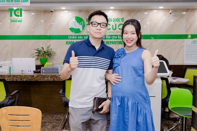 Người mẫu ảnh Mạnh Khánh Chi đi khám thai