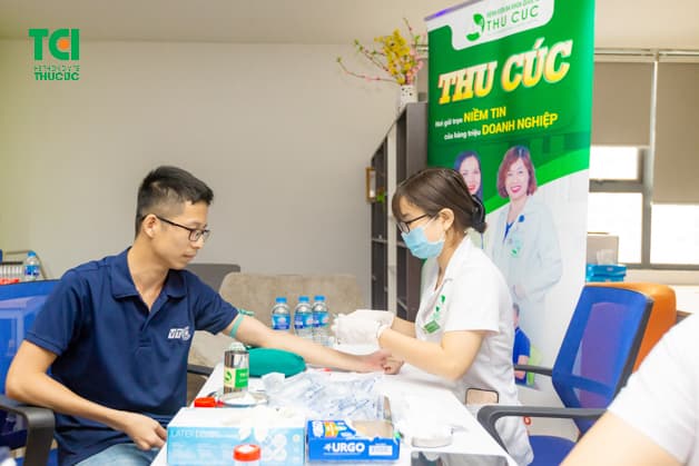 Bệnh viện Thu Cúc đã tổ chức buổi lấy mẫu xét nghiệm ngay tại công ty cho nhân viên