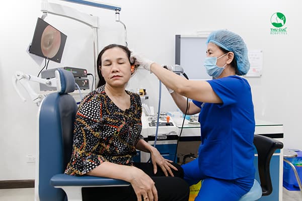 Cô Hiền thực hiện nội soi tai, mũi, họng