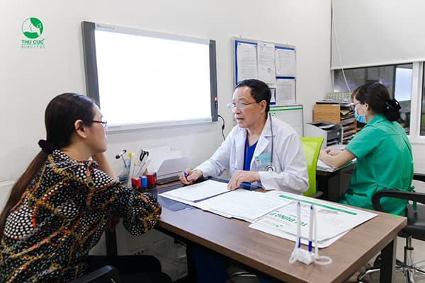 Mẹ Khắc Việt và bác sĩ