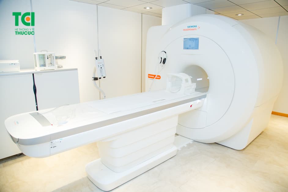 Do không sử dụng tia X nên phương pháp chụp MRI rất an toàn, không xảy ra rủi ro nhiễm xạ cho bệnh nhân